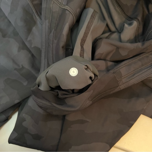 Lululemon Leggings 8 7/8 Camo Pocket - Picture 2 of 7